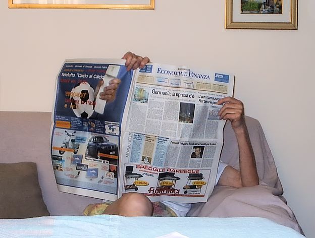 Papà Luciano mentre legge il giornale